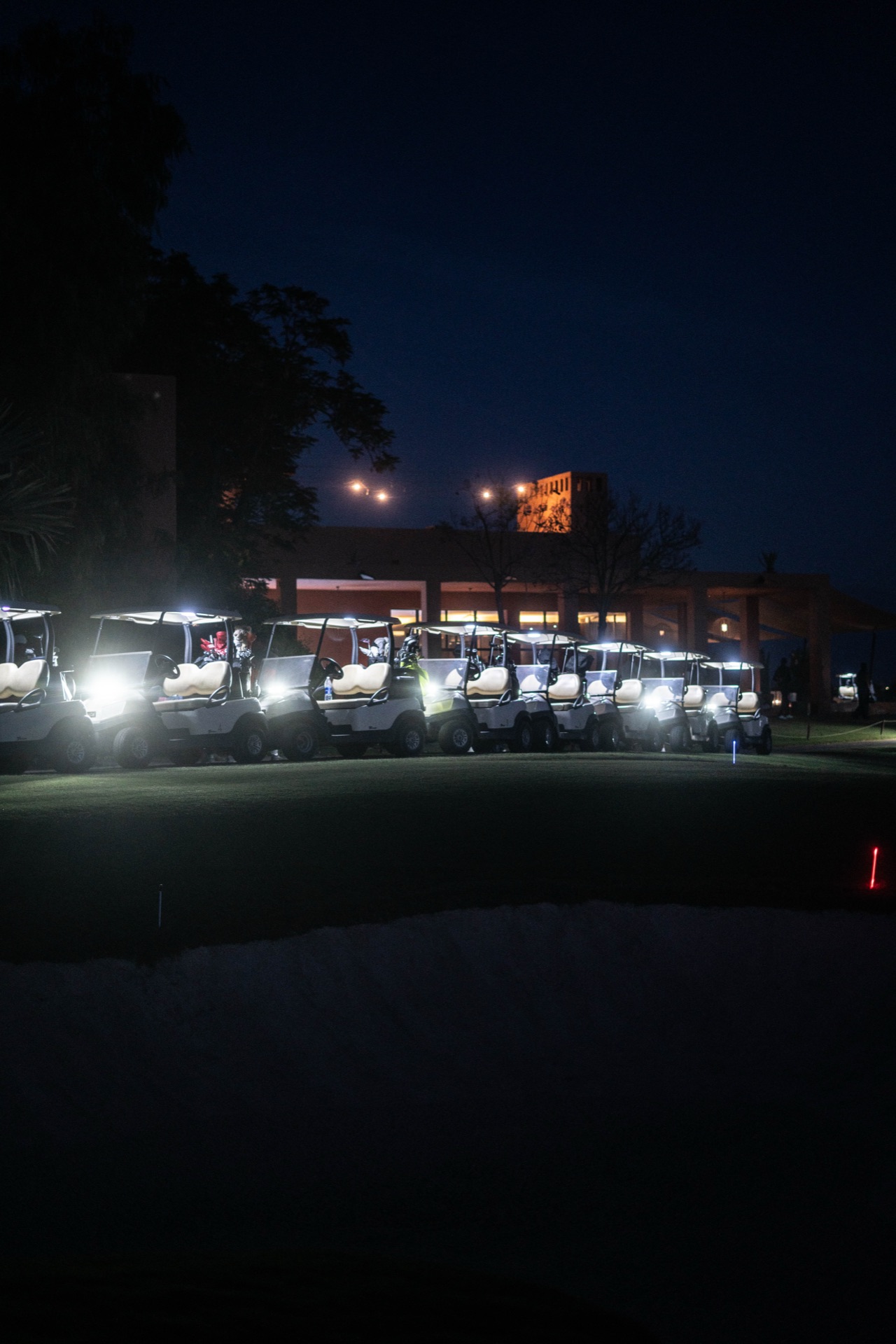 Tee-time nocturne avec balles lumineuses